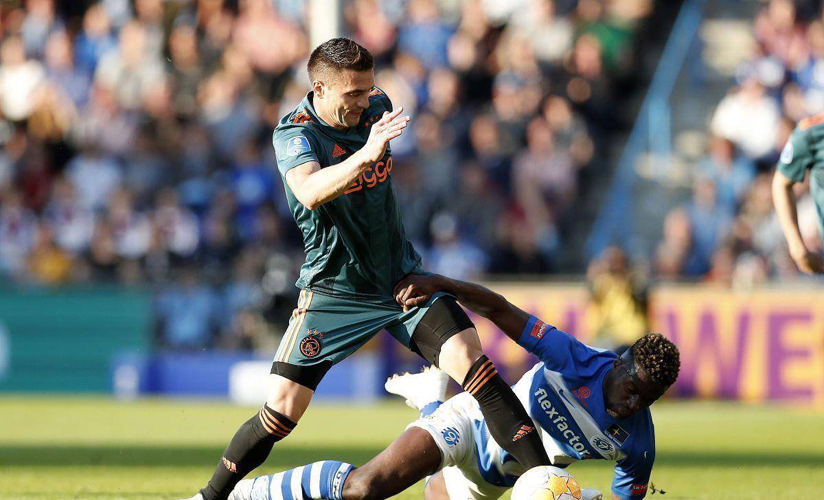 包含多特蒙德迎荷甲关键赛；今晨伤情更新；更衣室稳定；轮换策略成焦点的词条