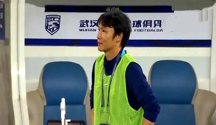 转折点武汉三镇临场应变，英超加时末段攻防权衡，引发热议，控场能力受关注的简单介绍